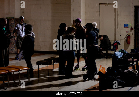 Romsey Stadt Rollerbillies Roller Derby Girls in einer Trainingseinheit Stockfoto