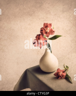Blumen in Vase auf Beistelltisch mit Struktureffekt Stockfoto