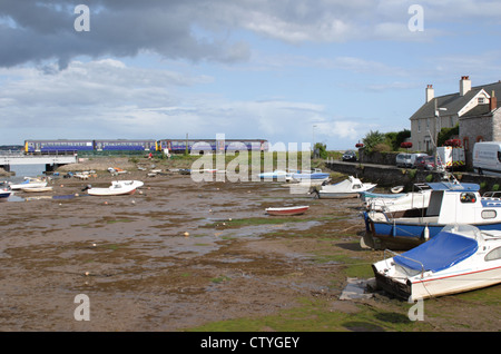 Zug geht über Cockwood Hafen an der Mündung des Flusses Exe bei Ebbe, in der Nähe von Starcross, in der Nähe von Dawlish, Devon, England UK Stockfoto