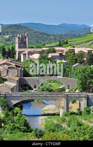 Dorf und Kloster der Hl. Maria von Lagrasse / Abbaye Sainte-Marie de Lagrasse / Sainte-Marie d'Orbieu, Pyrenäen, Frankreich Stockfoto