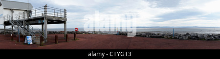 Panorama von Morecambe & Heysham Yachtclub "Race Office" auf Morecambe Strandpromenade, Lancashire, England. Stockfoto