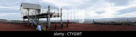 Panorama von Morecambe & Heysham Yachtclub "Race Office" auf Morecambe Strandpromenade, Lancashire, England. Stockfoto