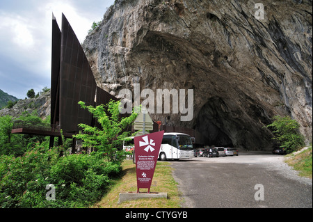 Eingang der Höhle von Niaux, berühmt für seine prähistorischen Malereien aus dem Magdalénien Zeitraum, Midi-Pyrénées, Pyrenäen, Frankreich Stockfoto