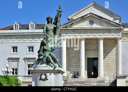 Das Gerichtsgebäude / Palais de Justice und dem Place De La Libération in Pau, Pyrenäen, Frankreich Stockfoto