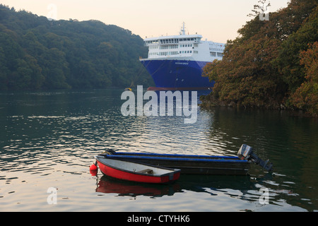 Kleine Boote vor Anker und große Frachtschiff bis in Tiefe Fal Fluss während der weltweiten Rezession. Falmouth, Cornwall, England, UK Stockfoto