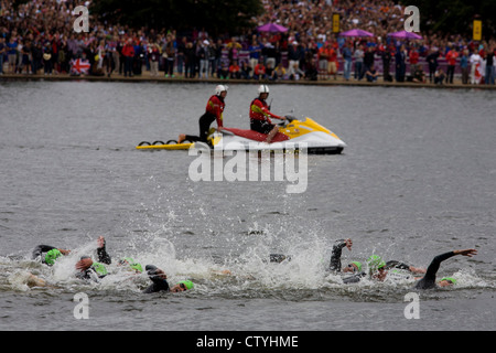 Schwimmer-Rennen durch die Gewässer der Londoner Serpentine See für den Herren Triathlon Cmpetition in Hyde Park während der Olympiade 2012 in London, die 30. Olympiade. Die Triathlon-Konkurrenten rasten über 1,5 km Schwimmen, ein 43km-Rennen und eine 10km run - Team GB Alistair Brownlee, Spaniens Javier Gomez und Jonathan Brownlee (Bruder des Gewinners) errang. (Weitere Beschriftungen in Beschreibung)... Stockfoto