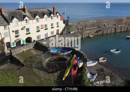 Zeigen Sie bis Red Lion Hotel neben Fischerei Hafen an der Nordküste in Clovelly, Devon, England, UK, Großbritannien an Stockfoto