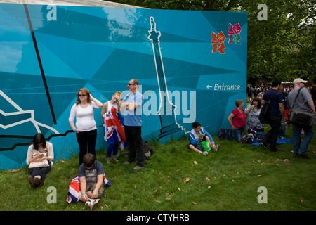 Familien Verweilen im Hyde Park nach einem anderen erfolgreichen Goldmedaille gewinnen, diesmal vom Team GB Triathlet Alistair Brownlee in der Männer Triathlon bei den Olympischen Spielen 2012 in London. Die Mitte der Woche Veranstaltung zog überraschend riesige Menschenmengen in der Hauptstadt größten öffentlichen (königlichen) Park für eine Veranstaltung, in der Regel nicht zieht Familien mit Kindern, die alle die Schönwetter und leicht Temperaturen genossen. (Weitere Beschriftungen in Beschreibung)... Stockfoto