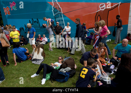 Familien Verweilen im Hyde Park nach einem anderen erfolgreichen Goldmedaille gewinnen, diesmal vom Team GB Triathlet Alistair Brownlee in der Männer Triathlon bei den Olympischen Spielen 2012 in London. Die Mitte der Woche Veranstaltung zog überraschend riesige Menschenmengen in der Hauptstadt größten öffentlichen (königlichen) Park für eine Veranstaltung, in der Regel nicht zieht Familien mit Kindern, die alle die Schönwetter und leicht Temperaturen genossen. (Weitere Beschriftungen in Beschreibung)... Stockfoto