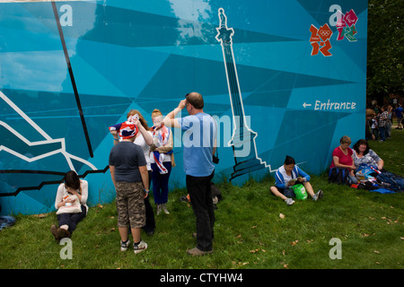 Familien Verweilen im Hyde Park nach einem anderen erfolgreichen Goldmedaille gewinnen, diesmal vom Team GB Triathlet Alistair Brownlee in der Männer Triathlon bei den Olympischen Spielen 2012 in London. Die Mitte der Woche Veranstaltung zog überraschend riesige Menschenmengen in der Hauptstadt größten öffentlichen (königlichen) Park für eine Veranstaltung, in der Regel nicht zieht Familien mit Kindern, die alle die Schönwetter und leicht Temperaturen genossen. (Weitere Beschriftungen in Beschreibung)... Stockfoto