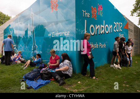 Familien Verweilen im Hyde Park nach einem anderen erfolgreichen Goldmedaille gewinnen, diesmal vom Team GB Triathlet Alistair Brownlee in der Männer Triathlon bei den Olympischen Spielen 2012 in London. Die Mitte der Woche Veranstaltung zog überraschend riesige Menschenmengen in der Hauptstadt größten öffentlichen (königlichen) Park für eine Veranstaltung, in der Regel nicht zieht Familien mit Kindern, die alle die Schönwetter und leicht Temperaturen genossen. (Weitere Beschriftungen in Beschreibung)... Stockfoto