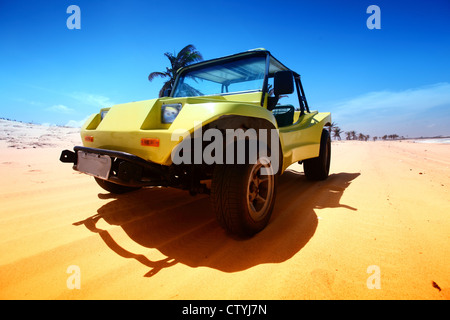 Desert Buggy im Wüstensand unter blauem Himmel Stockfoto