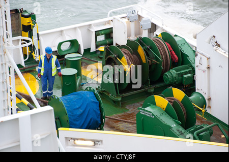 Eine Autofähre Arbeiter im Seil vor dem Segel. Stockfoto