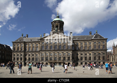 Blick auf den königlichen Palast (Koninklijk Paleis) vom Dam Square, Amsterdam, Niederlande. Stockfoto