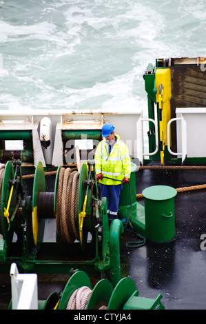 Handwerker, die in einem Seil auf eine Autofähre vor Segeln. Stockfoto