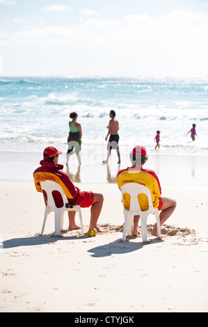 Australische Rettungsschwimmer im Dienst am Zylinder Strand auf North Stradbroke Island in Queensland, Australien. Stockfoto