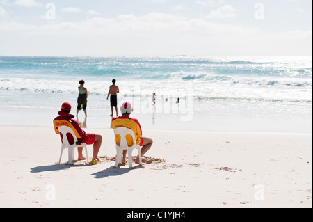 Rettungsschwimmer im Dienst am Zylinder Strand auf North Stradbroke Island in Queensland, Australien. Stockfoto