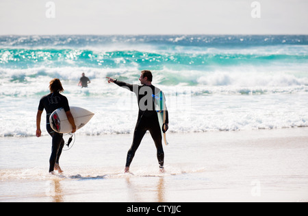 Zwei Surfer am Zylinder Strand auf North Stradbroke Island in Queensland, Australien. Stockfoto