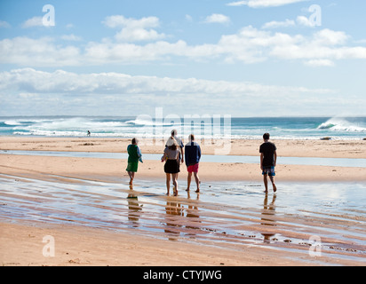 Eine Gruppe von Touristen zu Fuß auf Zylinder Strand auf North Stradbroke Island in Queensland, Australien. Stockfoto