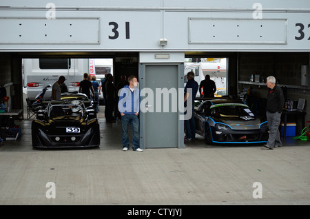 Die Boxengasse vor dem Lotus Cup Rennen in Donington Park im August 2011 Stockfoto