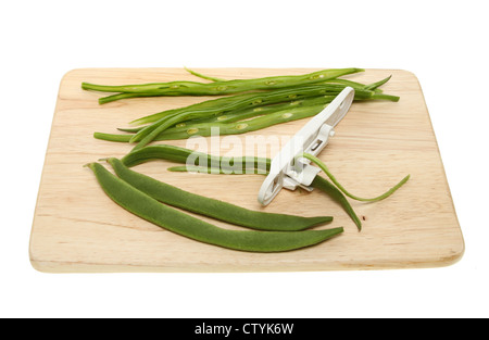 Zubereitung von Stangenbohnen auf einem Holzbrett isoliert gegen weiß Stockfoto