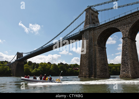 Boot unter der Menai Bridge, Anglesey, Wales Stockfoto