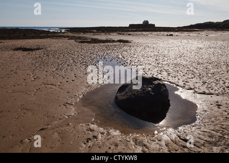 St Cwyfan Kirche (die Kirche im Meer), Cribinau Island, in der Nähe von Aberffraw, Anglesey, Wales Stockfoto