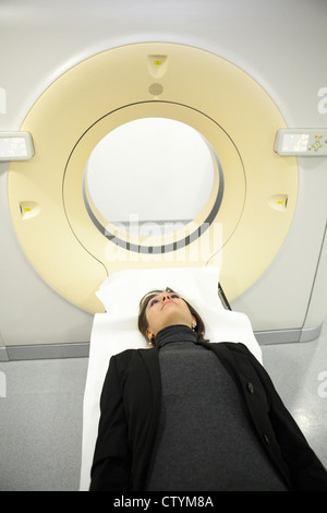 MRI Scanner-weiblichen Patienten in Radiologie Stockfoto