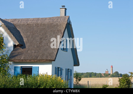 reetgedeckte Haus und Leuchttürme, Putgarten, Kap Arkona, Ostseeküste, Mecklenburg-West Pomerania, Deutschland Stockfoto