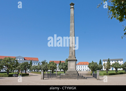 Obelisk in der Mitte des Zirkus, Putbus, Insel Rügen, Ostseeküste, Mecklenburg-West Pomerania, Deutschland Stockfoto