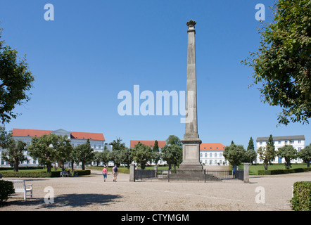 Obelisk in der Mitte des Zirkus, Putbus, Insel Rügen, Ostseeküste, Mecklenburg-West Pomerania, Deutschland Stockfoto