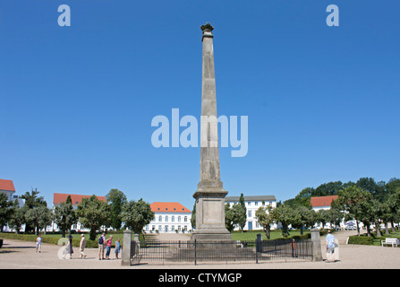 Obelisk in der Mitte des Zirkus, Putbus, Insel Rügen, Ostseeküste, Mecklenburg-West Pomerania, Deutschland Stockfoto