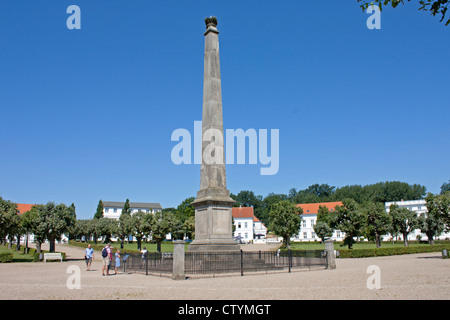 Obelisk in der Mitte des Zirkus, Putbus, Insel Rügen, Ostseeküste, Mecklenburg-West Pomerania, Deutschland Stockfoto