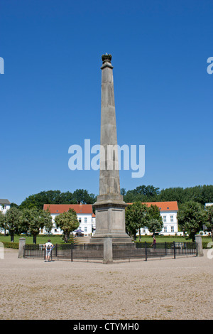 Obelisk in der Mitte des Zirkus, Putbus, Insel Rügen, Ostseeküste, Mecklenburg-West Pomerania, Deutschland Stockfoto