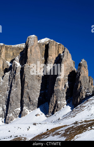 Felswände unterhalb Piz Ciavazes Sas De Salei Gruppo del Sella Sella Gruppe und Passo Sella Val Gärten Wolkenstein Dolomiten Italien Stockfoto