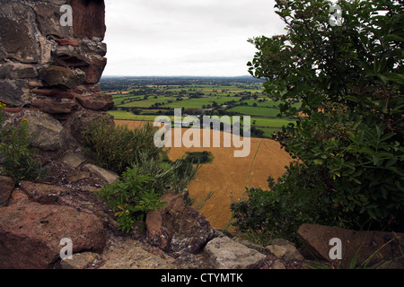 Burgruine, Blick auf die Cheshire Plains von Beeston Castle, Cheshire, UK Stockfoto