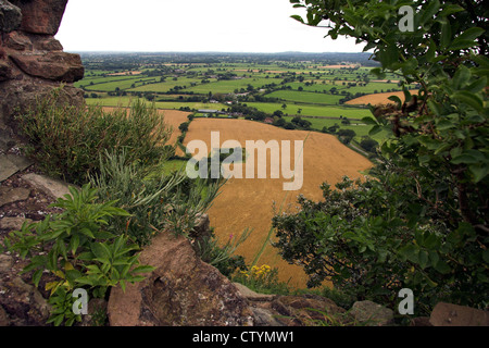 Burgruine, Blick auf die Cheshire Plains von Beeston Castle, Cheshire, UK Stockfoto