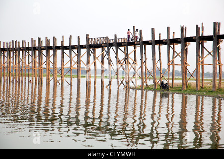 U Bein Brücke - die längste Teakholz Brücke (Steg) in der Welt in Amarapura, Mandalay Stadt, Myanmar (Burma). Stockfoto