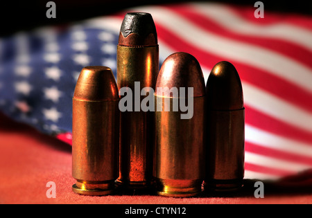 Nichtbezahlten Runden von Waffen mit einer amerikanischen Flagge. Stockfoto