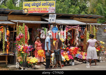 Kleine Geschäfte außerhalb Kande Vihara buddhistische Tempel, Aluthgama, Sri Lanka Stockfoto