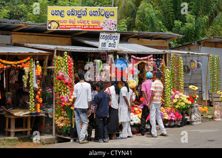 Kleine Geschäfte außerhalb Kande Vihara buddhistische Tempel, Aluthgama, Sri Lanka Stockfoto