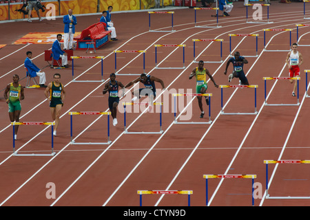 Männer Athleten Rennen über Hürden mit 3 usa Team Medaillengewinner - Taylor, Clement und Jackson - in Aktion während der 400 Meter zentriert Stockfoto