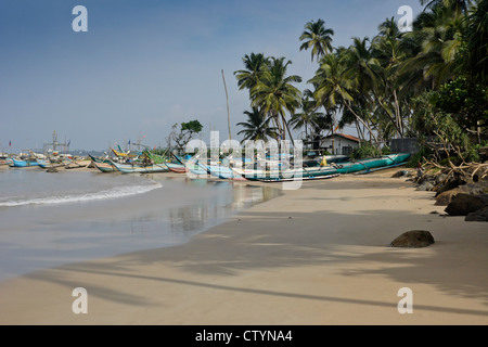 Ausleger Angelboote/Fischerboote (Oru oder Meer Kanus) am Strand, Kumarakanda, Sri Lanka Stockfoto
