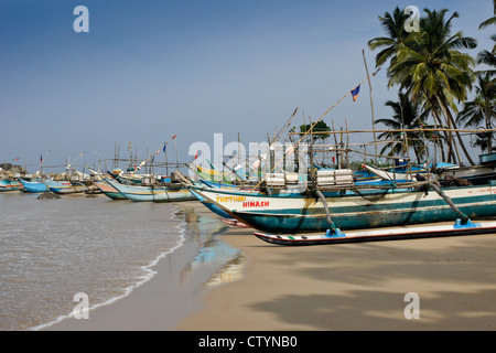 Ausleger Angelboote/Fischerboote (Oru oder Meer Kanus) am Strand, Kumarakanda, Sri Lanka Stockfoto