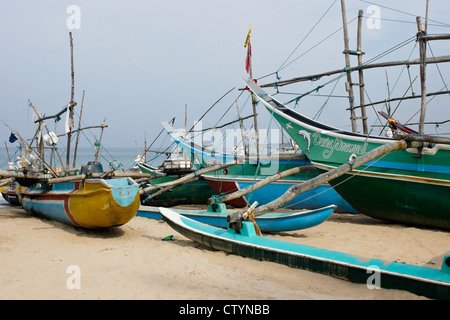 Ausleger Angelboote/Fischerboote (Oru oder Meer Kanus) am Strand, Kumarakanda, Sri Lanka Stockfoto