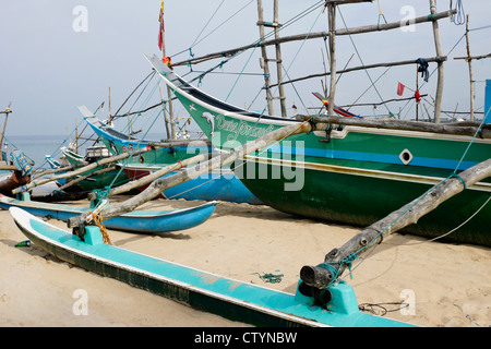 Ausleger Angelboote/Fischerboote (Oru oder Meer Kanus) am Strand, Kumarakanda, Sri Lanka Stockfoto