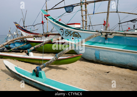 Ausleger Angelboote/Fischerboote (Oru oder Meer Kanus) am Strand, Kumarakanda, Sri Lanka Stockfoto