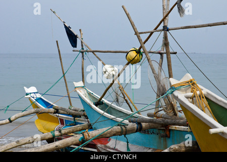 Ausleger Angelboote/Fischerboote (Oru oder Meer Kanus) am Strand, Kumarakanda, Sri Lanka Stockfoto