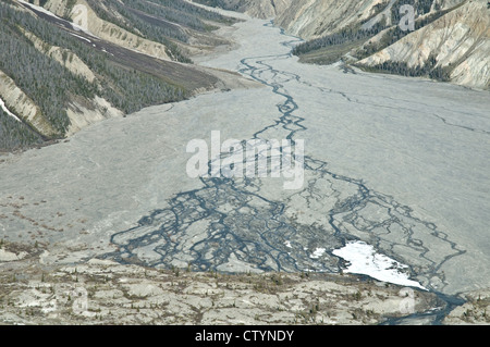 Luftaufnahme eines borealen Nebenflusses, der in Richtung Slims River im Kluane National Park im Yukon Territory, Kanada fließt. Stockfoto