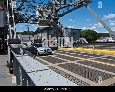 Der Mystic River Bascule Bridge ist eine Zugbrücke mit Gegengewichten von Thomas Ellis Brown von New York entworfen und erbaut 1922 Stockfoto